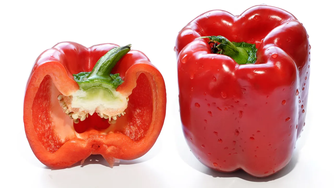 Röd paprika, hel och genomskuren